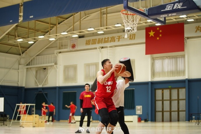 中國籃球之隊官博：大塊頭 大能量 祝李炎哲25歲生日快樂(lè )！