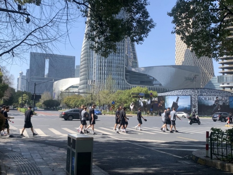 心態(tài)放松，有網(wǎng)友拍到澳大利亞隊早上在萬(wàn)象城citywalk