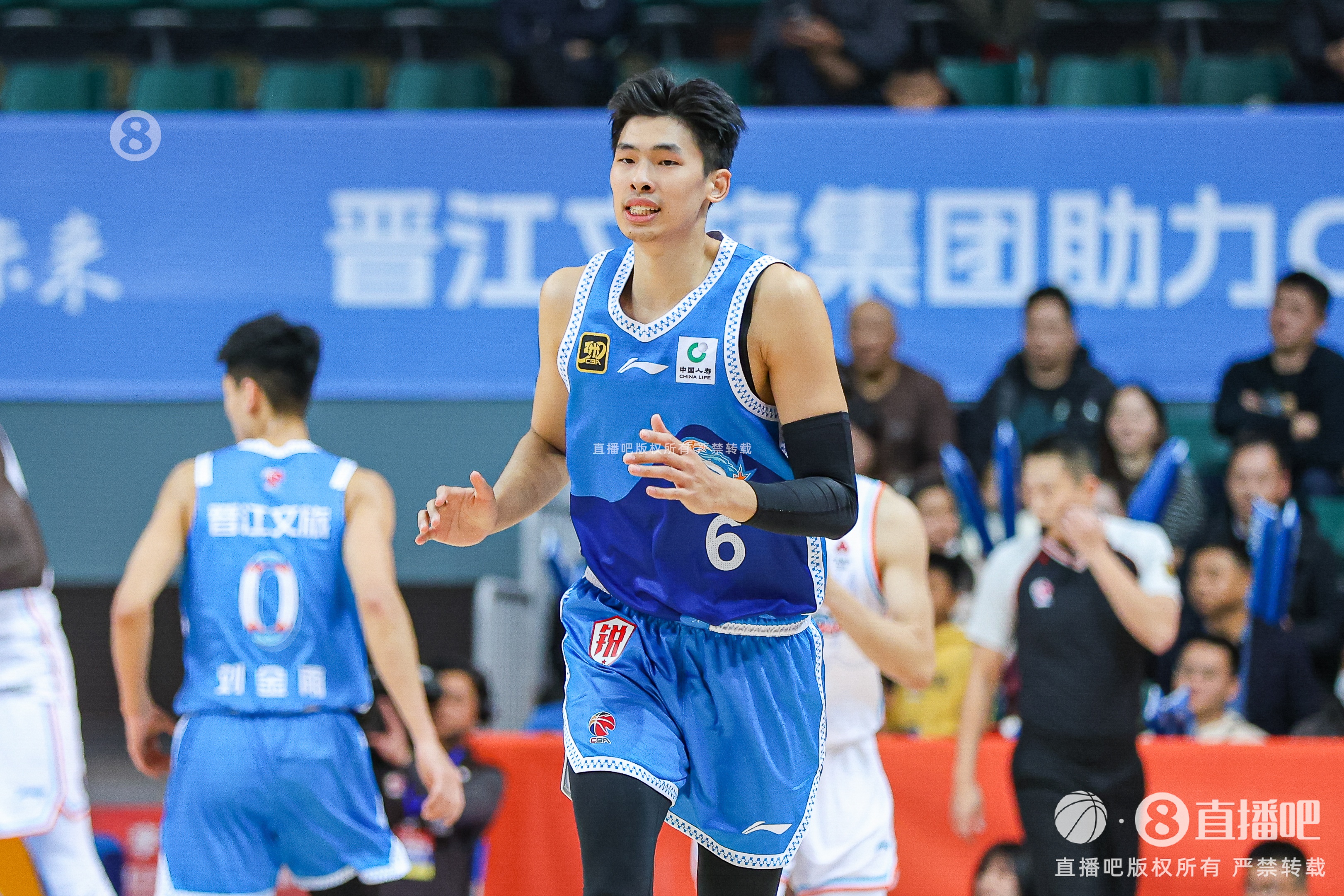 拼盡全力！鄒陽(yáng)17中10空砍27分10板 罰球4中4