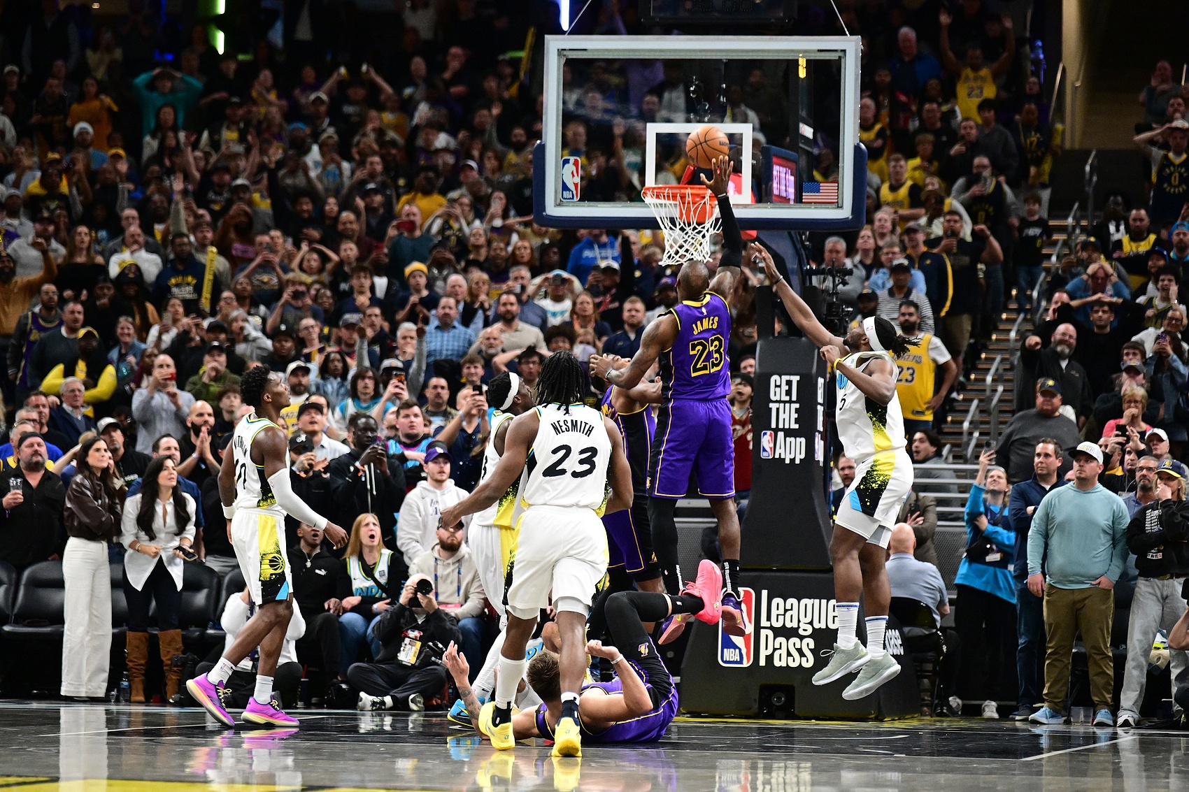 NBA歷史唯二面對同一支球隊有過(guò)3次壓哨絕殺的球員：?jiǎn)痰ず驼材匪?></div>
                <div   id=